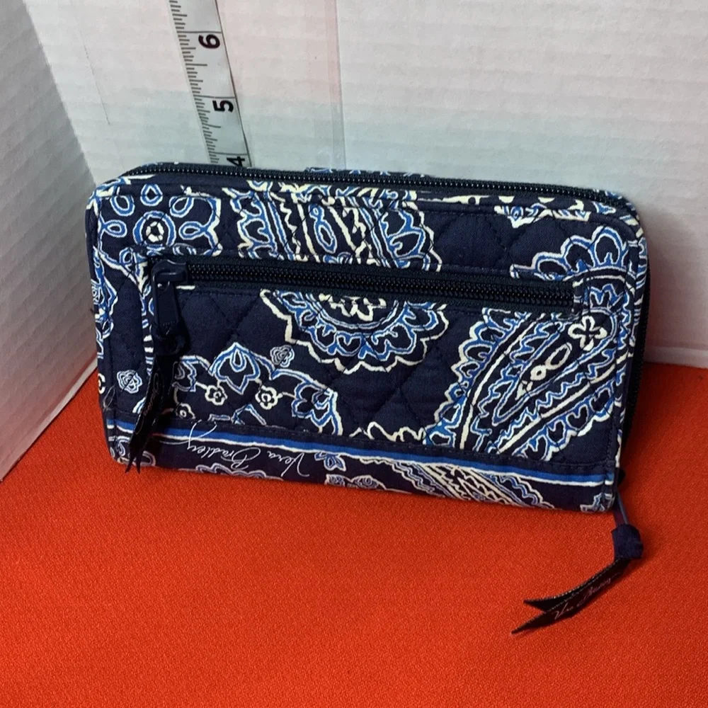 NWOT Vera Bradley wallet blue and white Zip Around Turnlock Quilted - Picture 10 of 11
